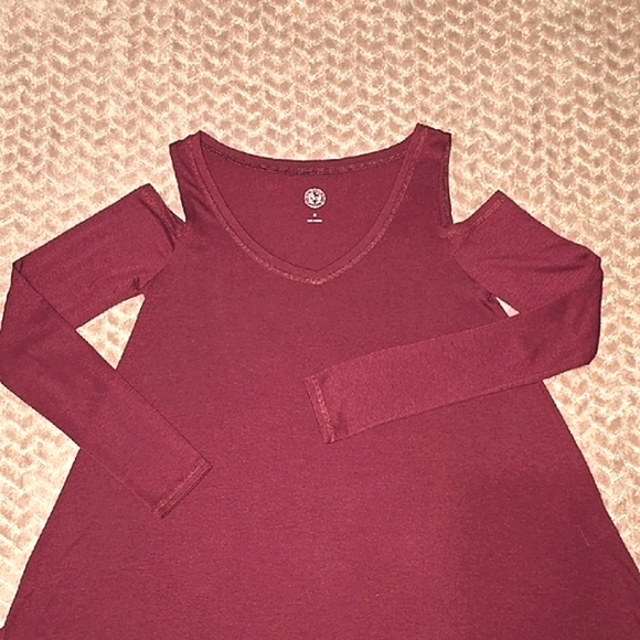 SO Cold Shoulder Top - Burgundy - Picture 4 of 8